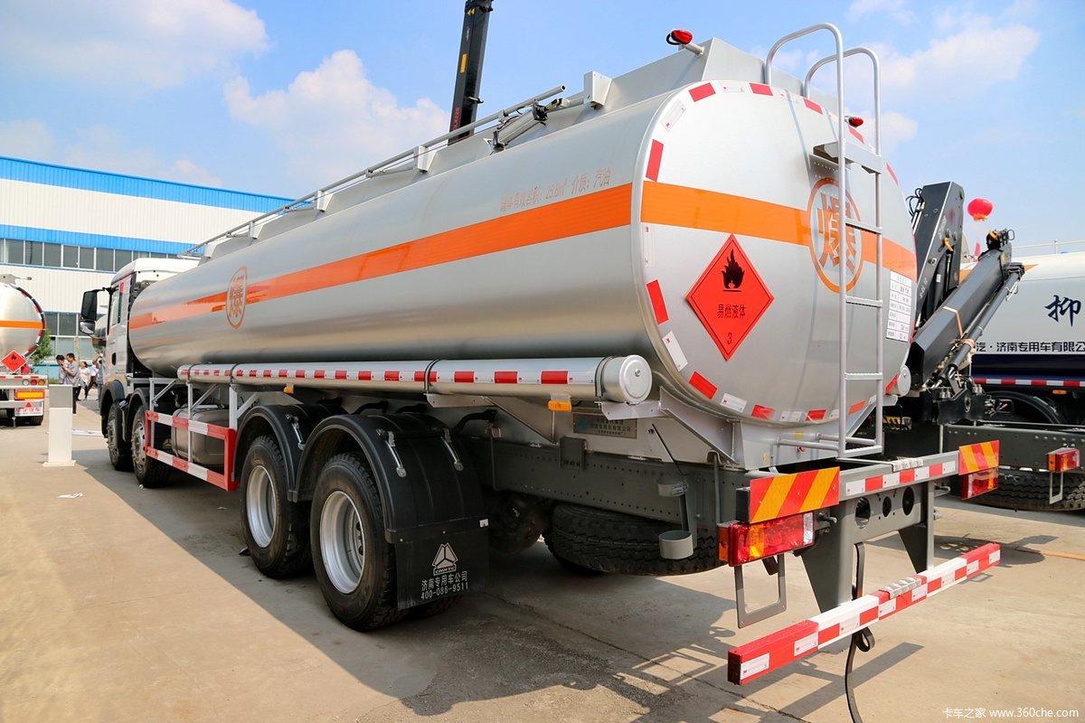 中国重汽t5g340马力8x4油罐车
