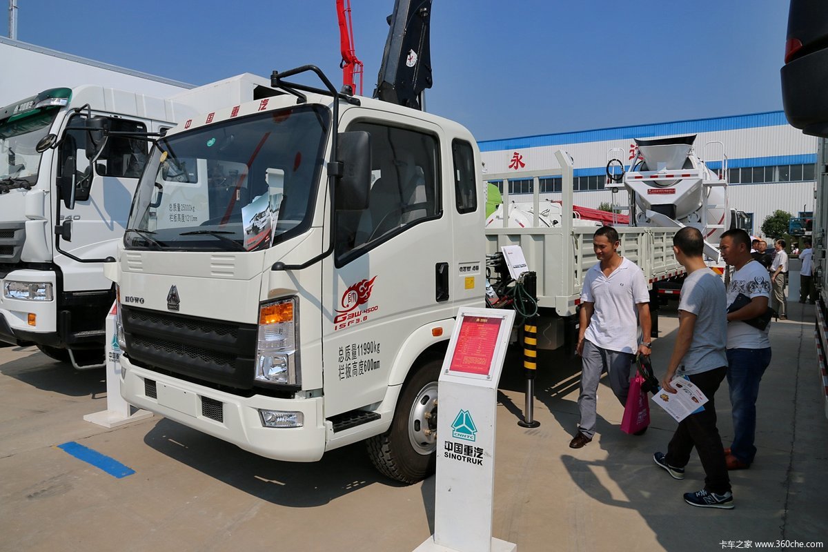 中国重汽 howo轻卡 4t 随车吊