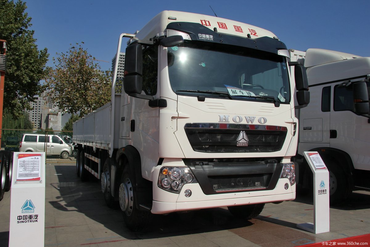 2015济南卡车展中国重汽展台