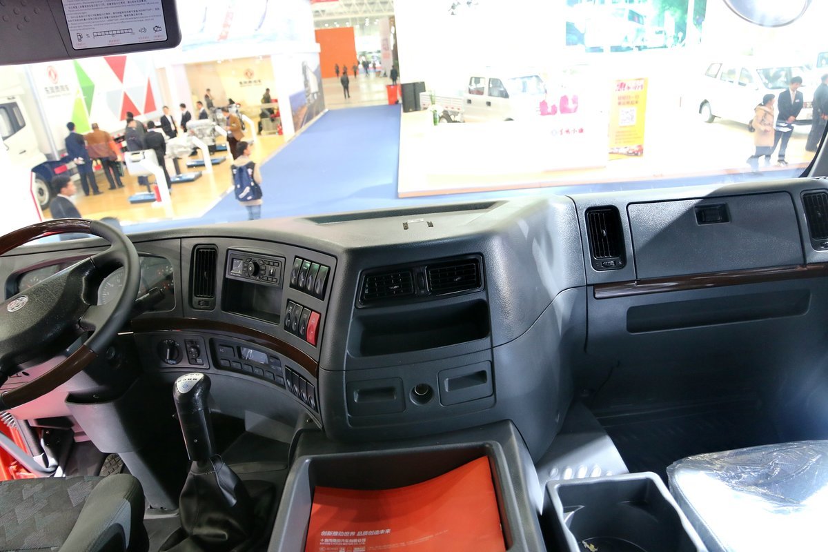 东风柳汽 乘龙m5 350马力 6x4 牵引车