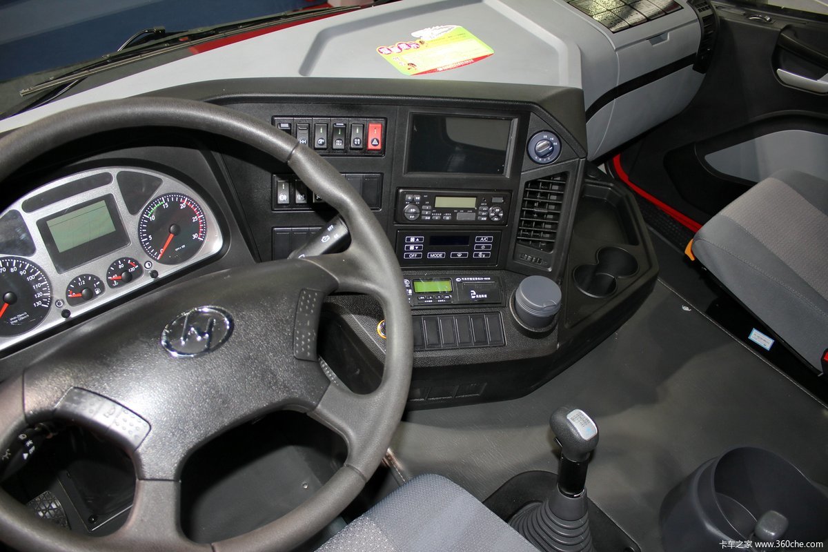 红岩杰卡390马力6x4牵引车