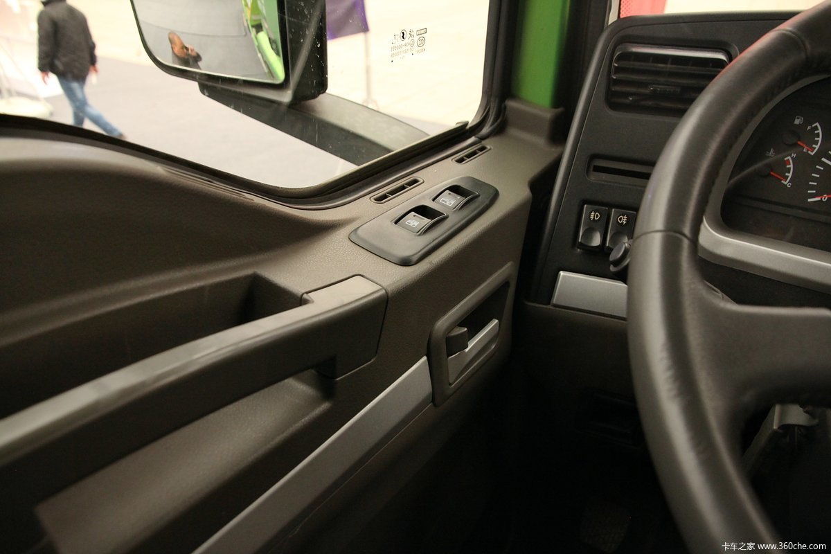 德龙新m3000 6x4 双燃料自卸车