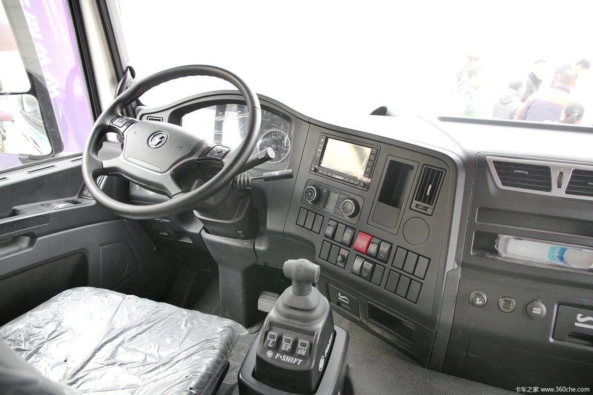 黄金版德龙x3000轻量化6x2后随动 四气囊 amt牵引车