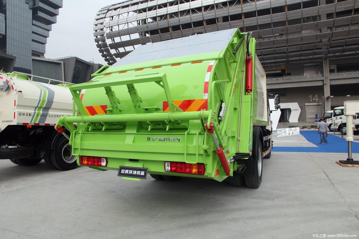 > 2016福田超级卡车欧曼展台 > 福田欧曼 etx 8t压缩式垃圾车 7/168