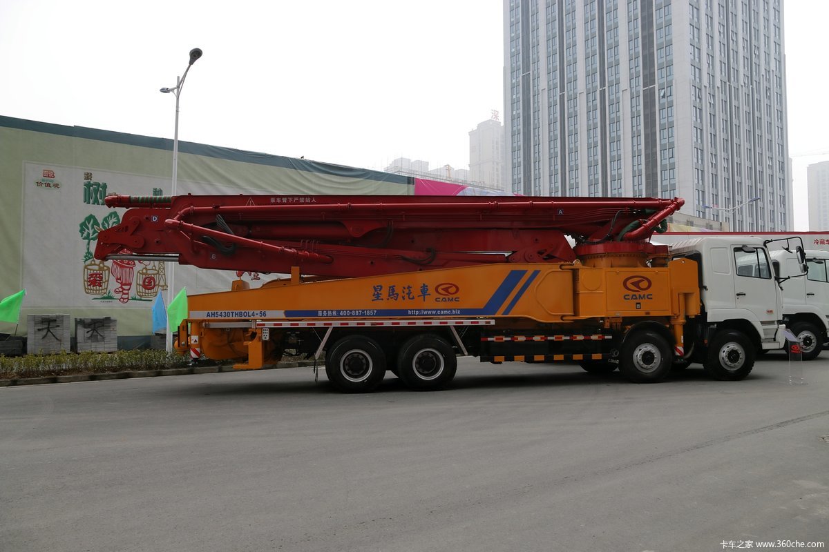 华菱重卡8x4混凝土泵车