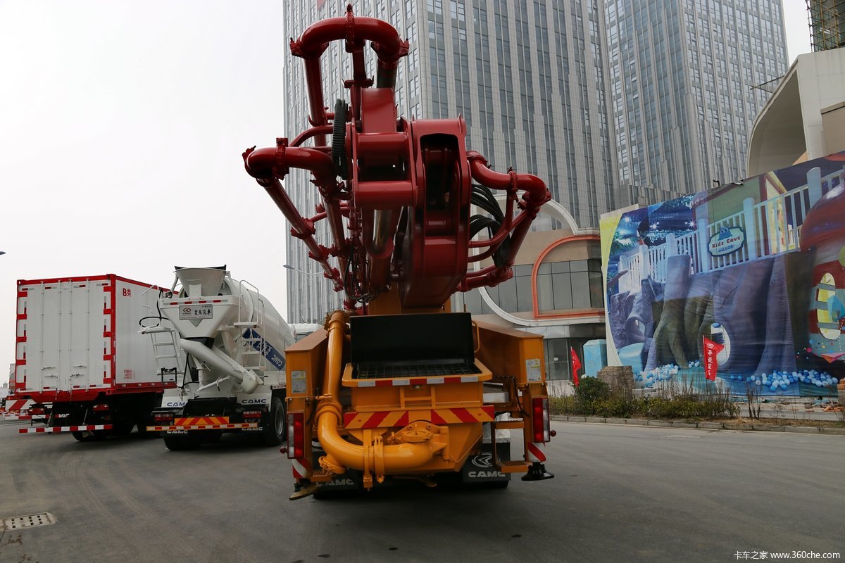 华菱重卡8x4混凝土泵车