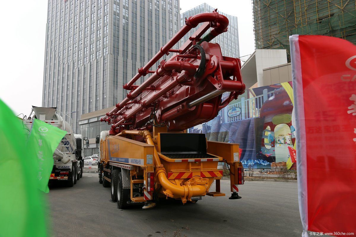 华菱重卡8x4混凝土泵车