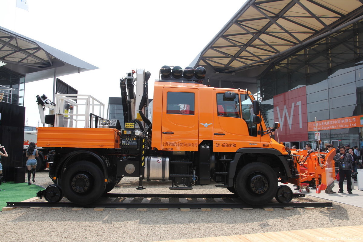 奔驰乌尼莫克路轨两用车