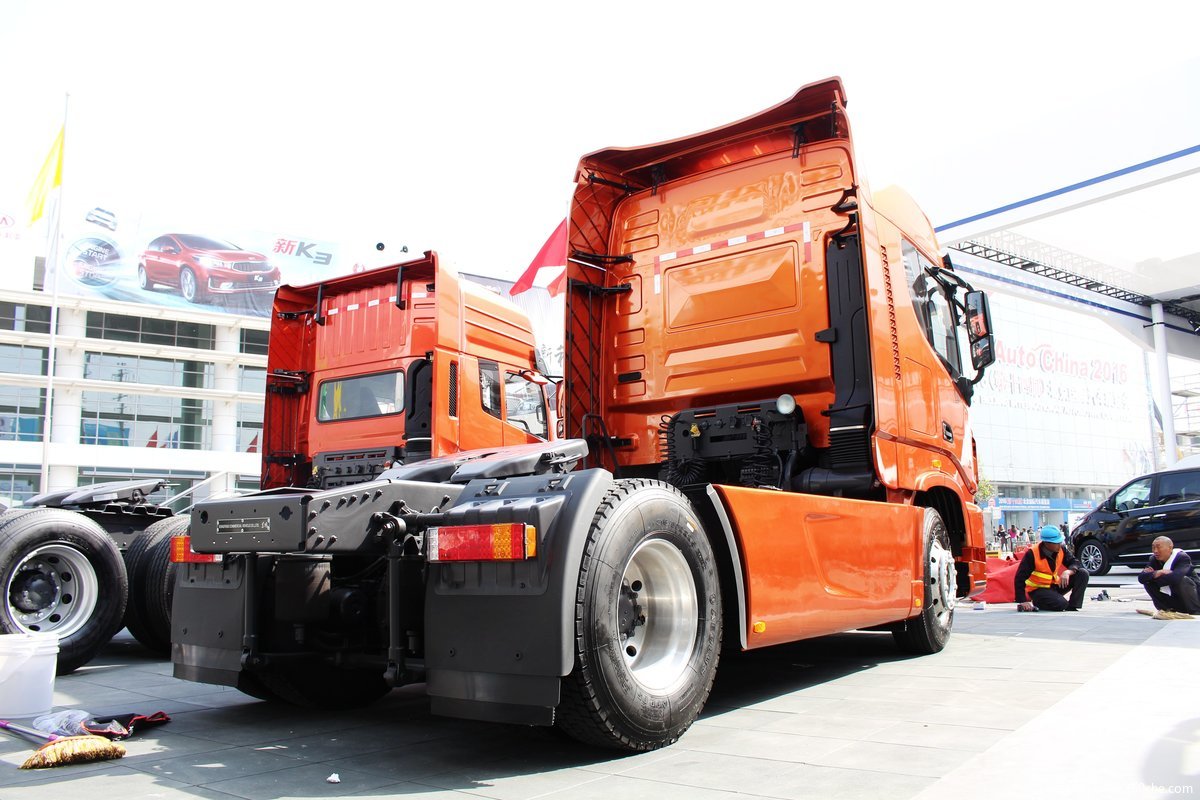 东风天龙旗舰版4x2牵引车