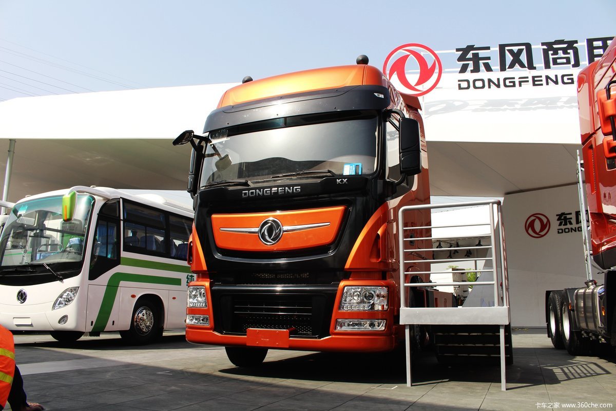东风天龙旗舰版4x2牵引车