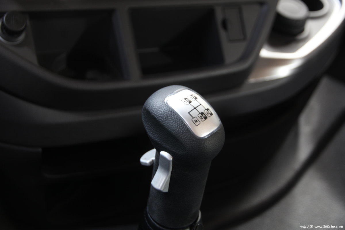 四川现代创虎xcient440马力6x2后提升牵引车