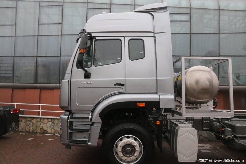 豪瀚j7g430马力6x4lng牵引车