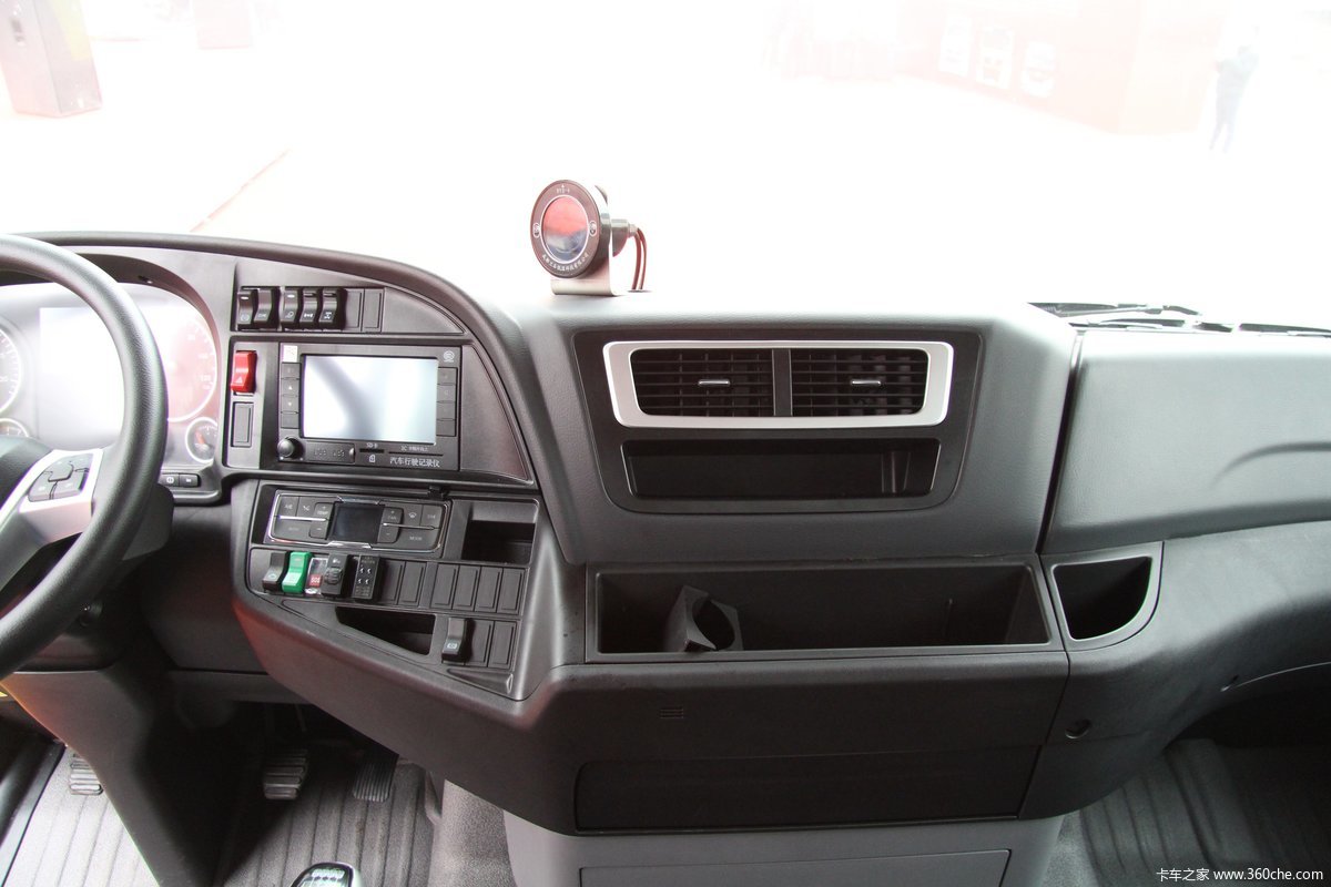 汕德卡c7h430马力6x4lng牵引车