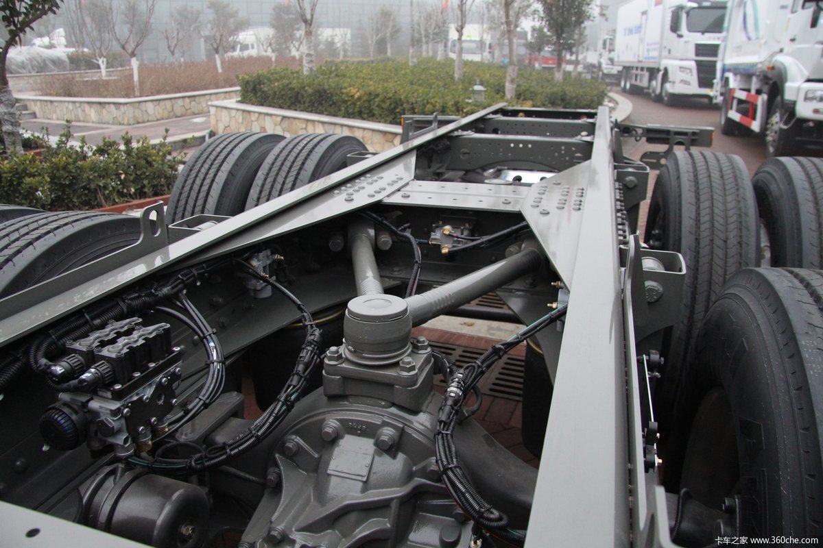 汕德卡 c5h 310马力 8x2 8气囊载货车