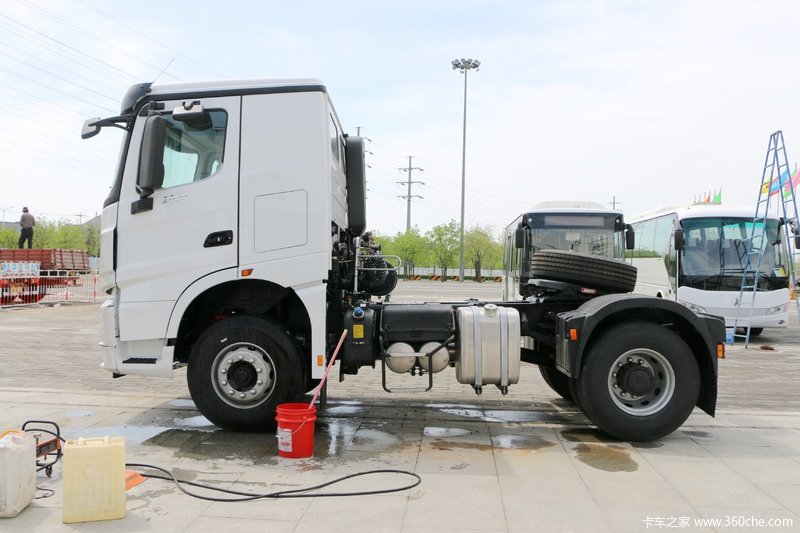 北奔v34x2右舵牵引车
