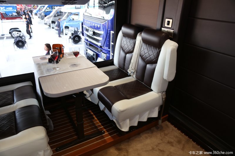 上汽红岩杰狮6x2房车