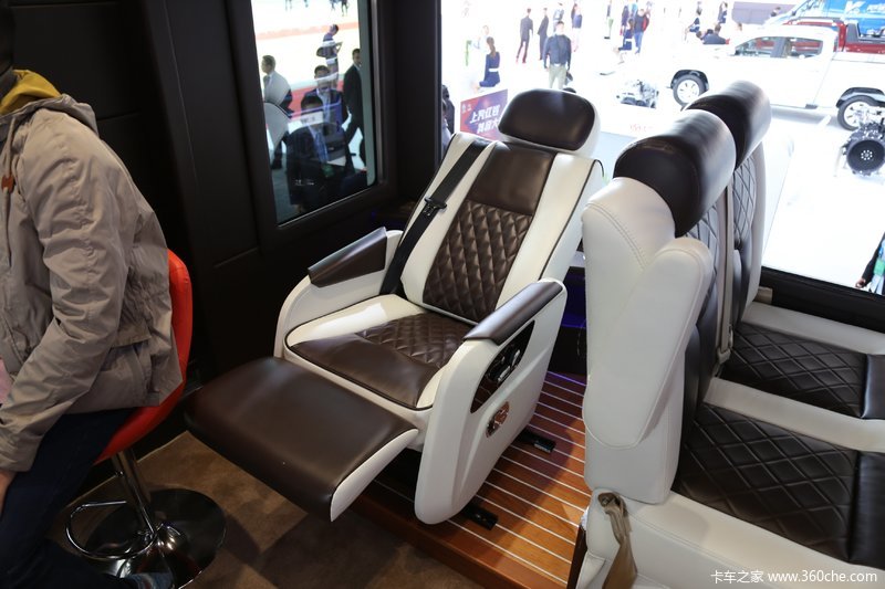 上汽红岩杰狮6x2房车