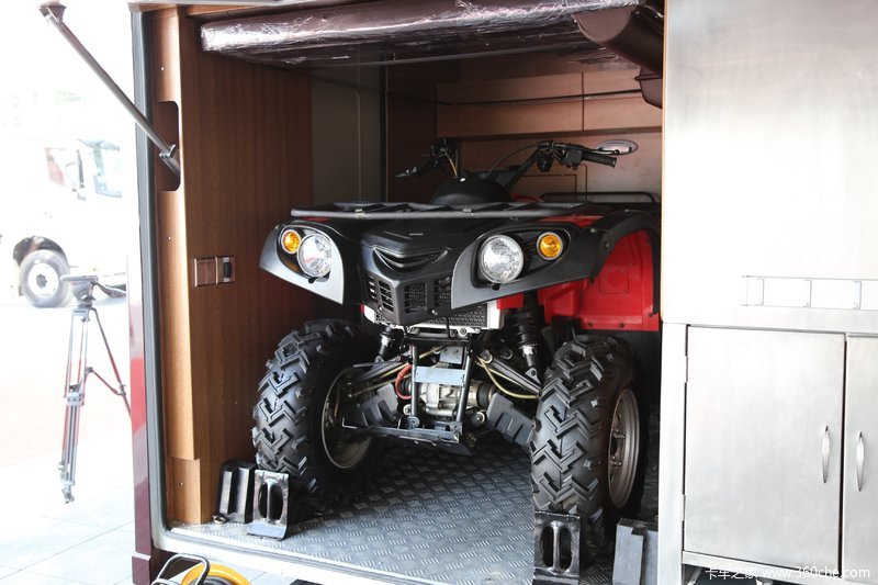 上汽红岩杰狮6x2房车