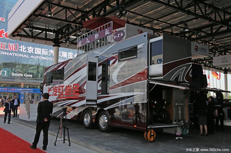 上汽红岩杰狮 6x2房车