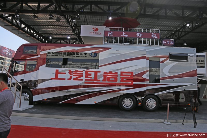 上汽红岩杰狮6x2房车
