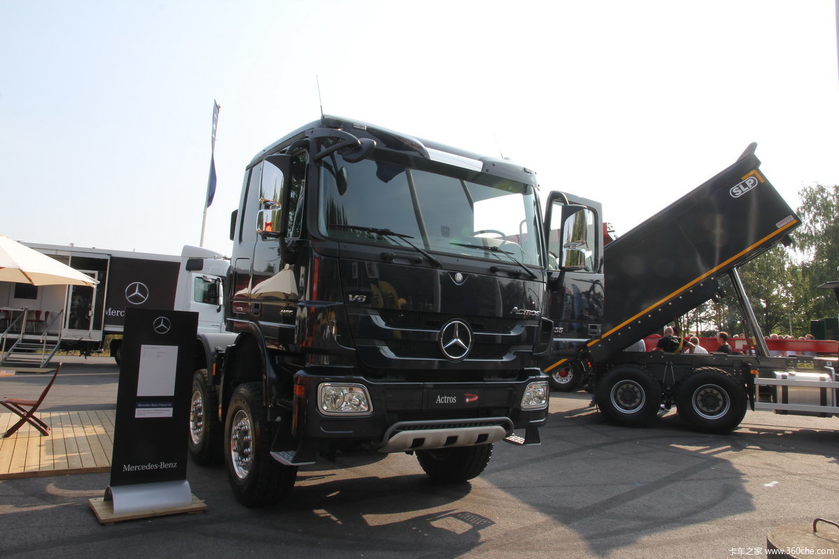 奔驰actros8x8底盘车