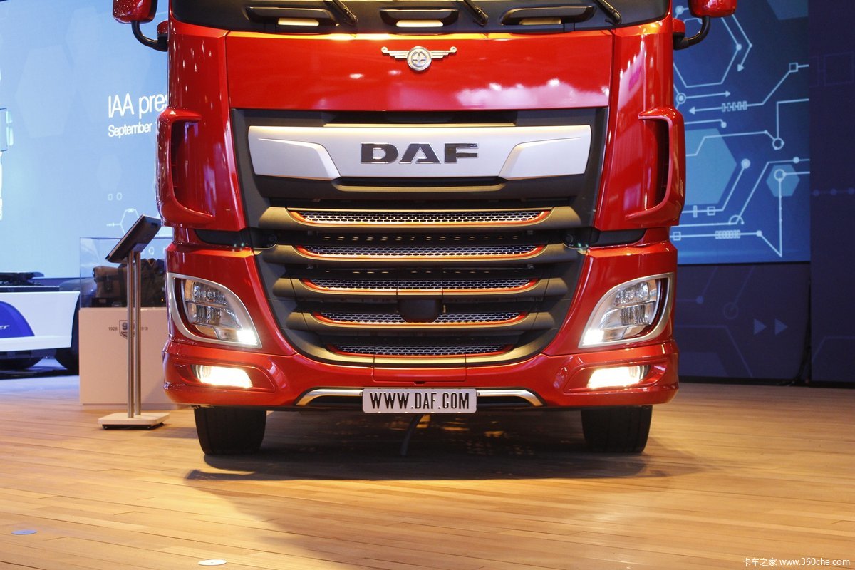 达夫xf重卡90周年纪念款530马力牵引车