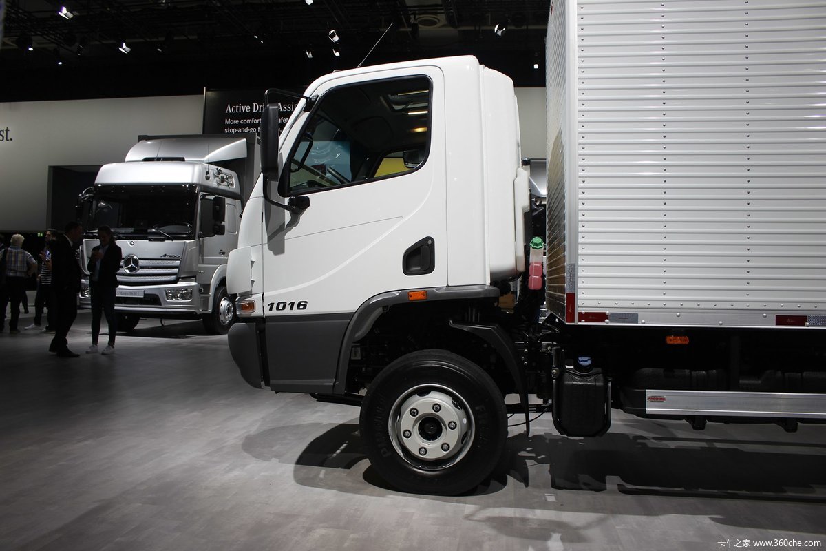 奔驰accelo4x2厢式载货车1016