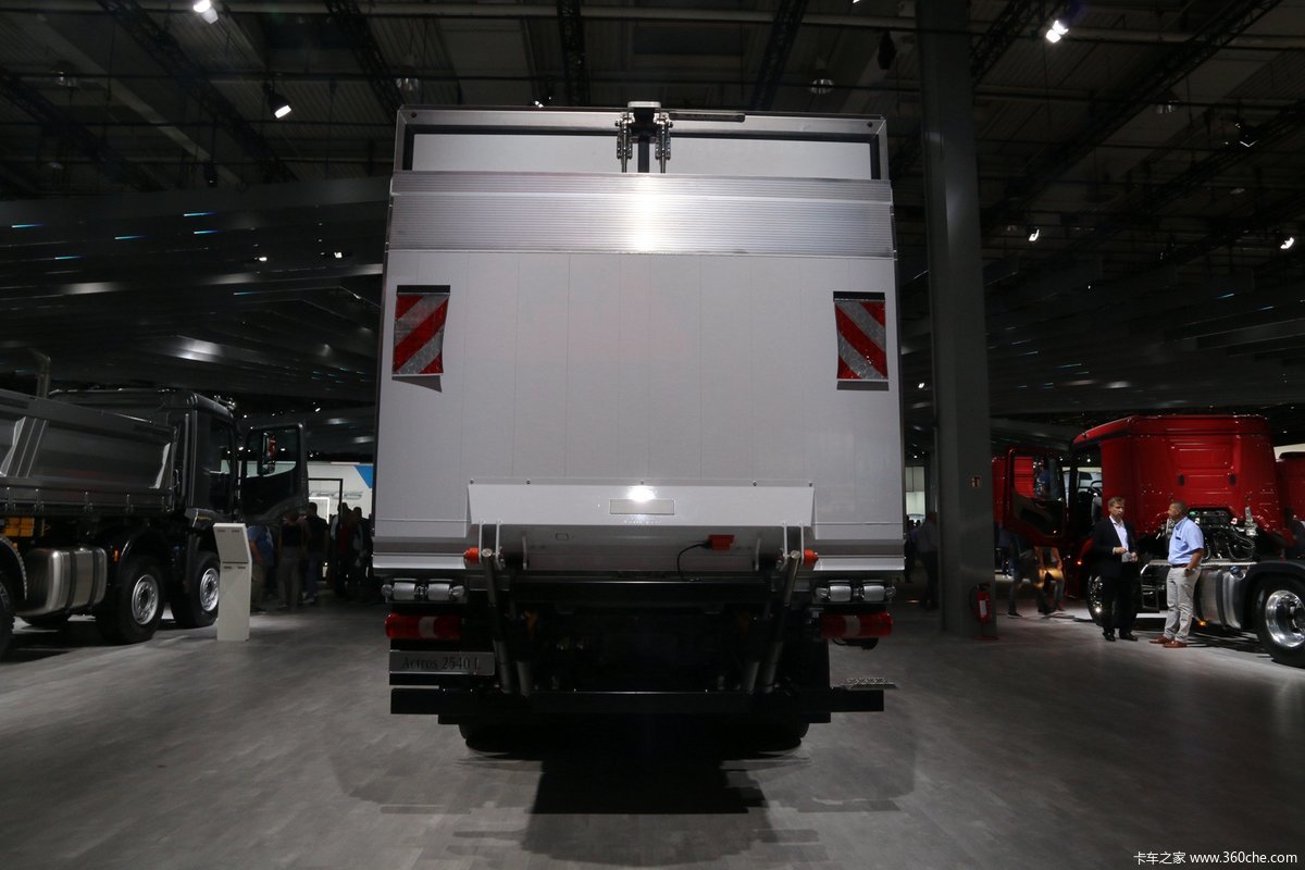 奔驰新actros6x2冷藏车2540l
