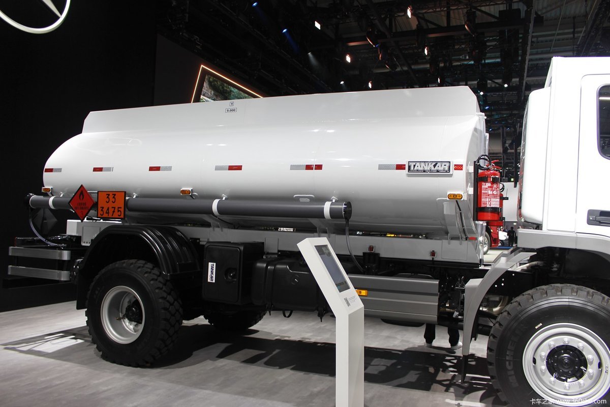 奔驰atego 250马力 4x4油罐车(1725)