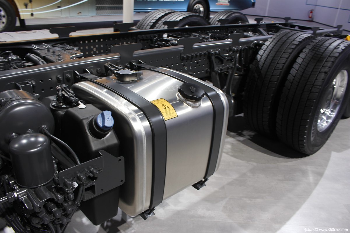 奔驰econic sd 300马力 4x2载货车底盘