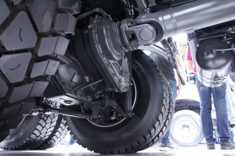 奔驰新arocs重卡430马力8x4自卸车4143k