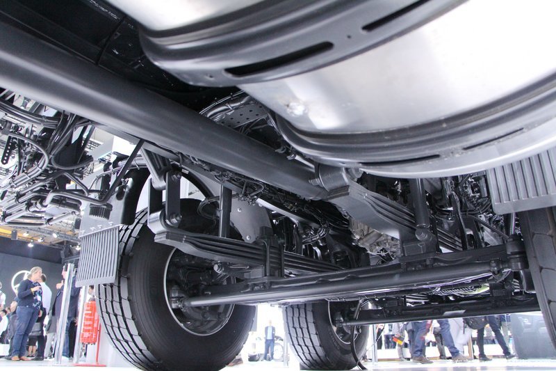 奔驰新arocs重卡430马力8x4自卸车4143k