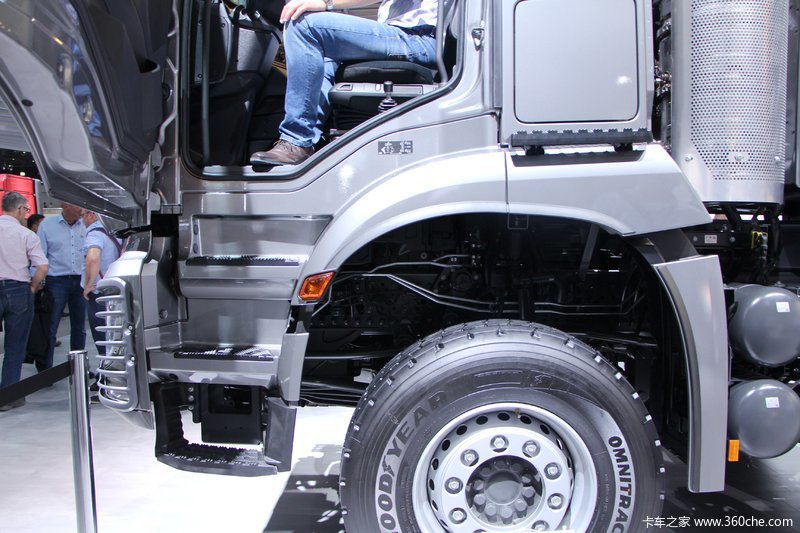 奔驰新arocs重卡430马力8x4自卸车4143k