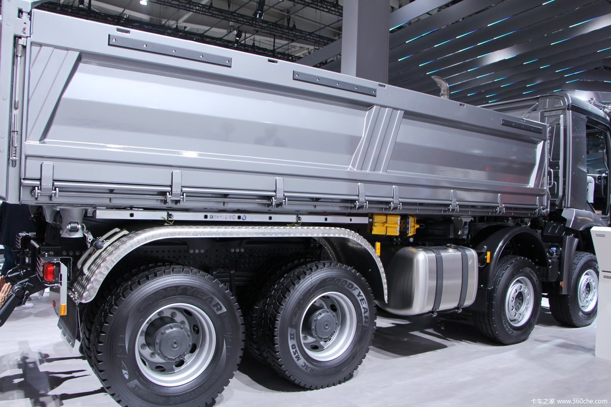 奔驰新arocs重卡430马力8x4自卸车4143k