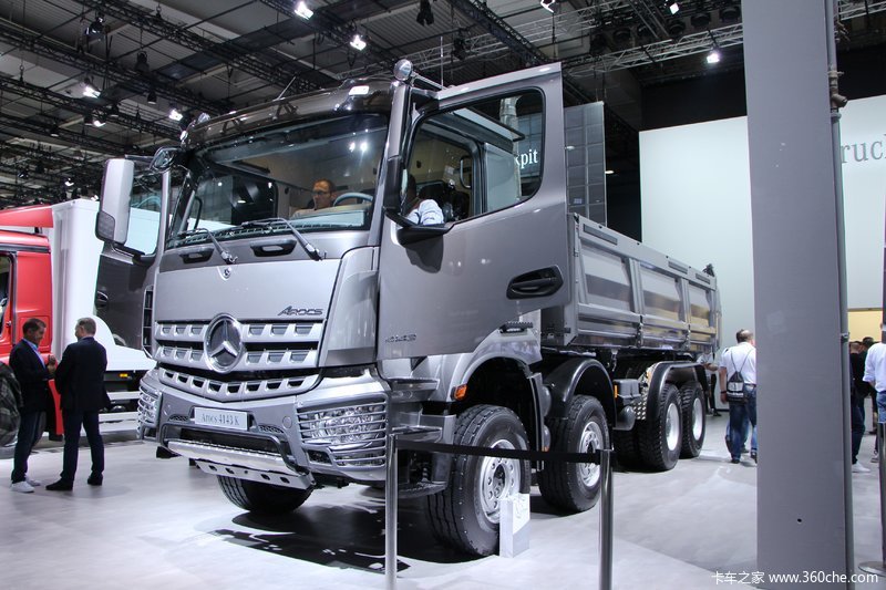 奔驰新arocs重卡430马力8x4自卸车4143k