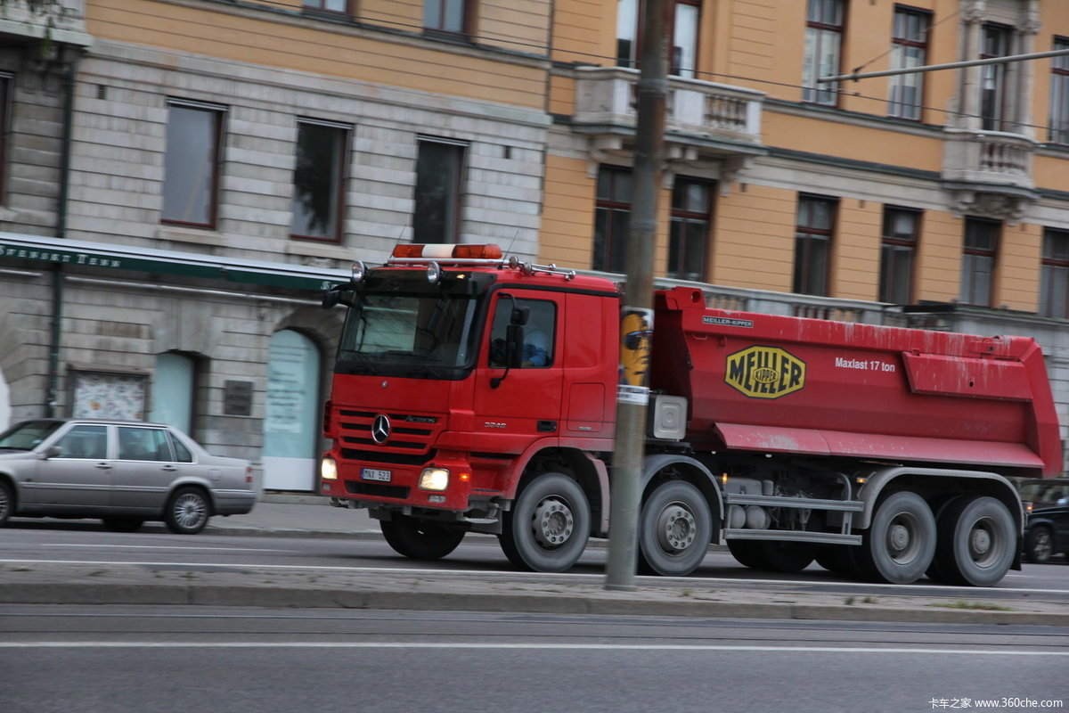 云梯车最高_云梯搬家车工作照_高空云梯搬家车