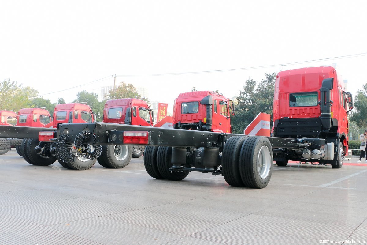 江淮格尔发k5w340马力4x2中置轴载货车