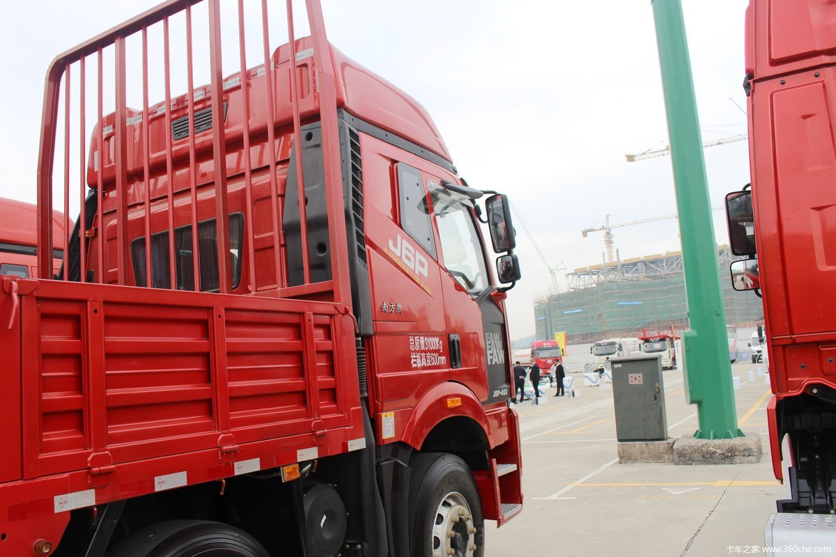 解放新j6p南方款460马力8x4载货车