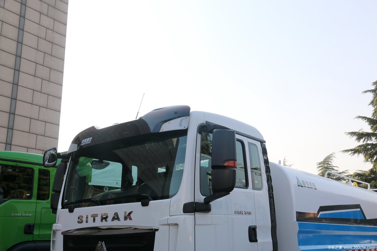 重汽汕德卡sitrak310馬力4x2灑水車