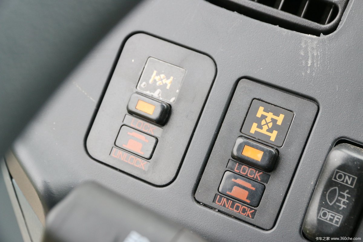 华菱重卡350马力8x4lng自卸车