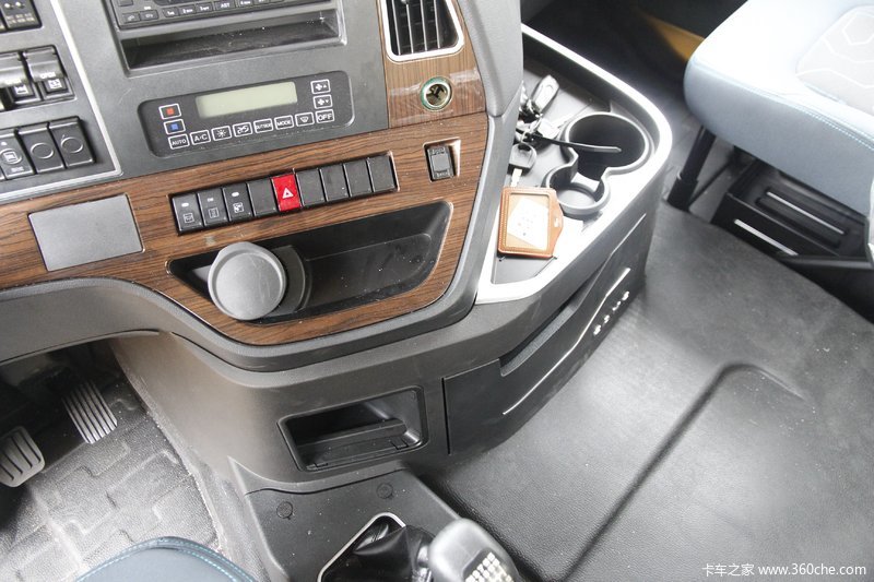 华菱汉马h9410马力6x4lng牵引车