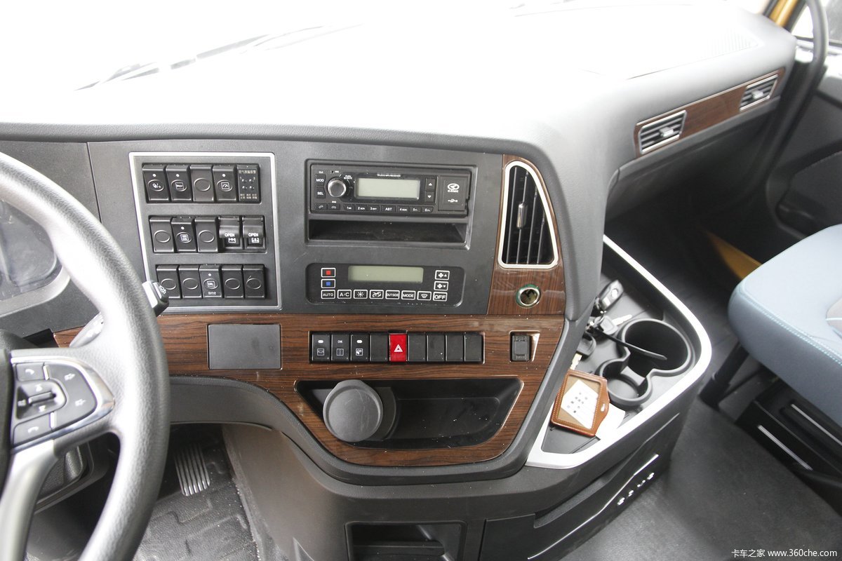 华菱汉马h9410马力6x4lng牵引车