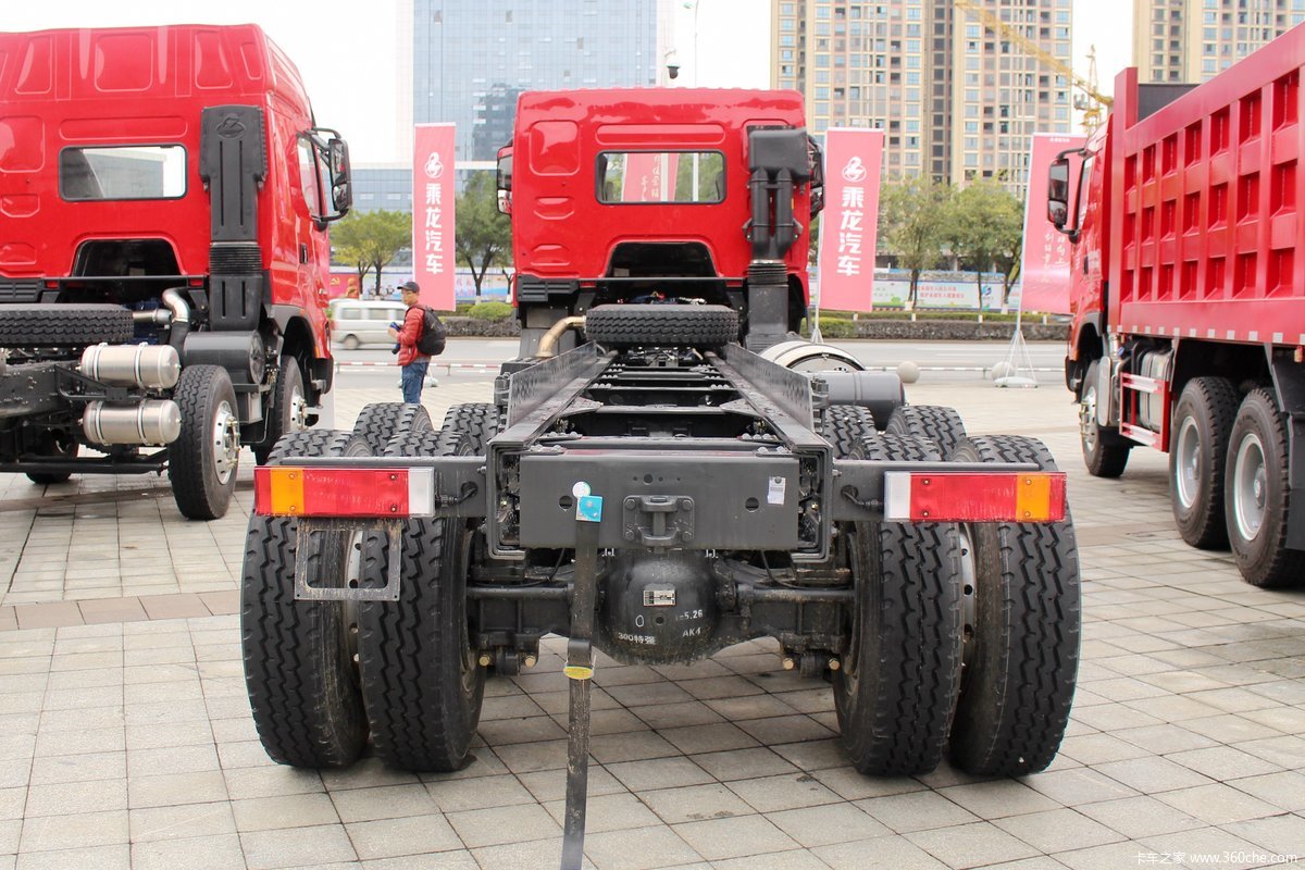 乘龙h7400马力8x4lng自卸车底盘