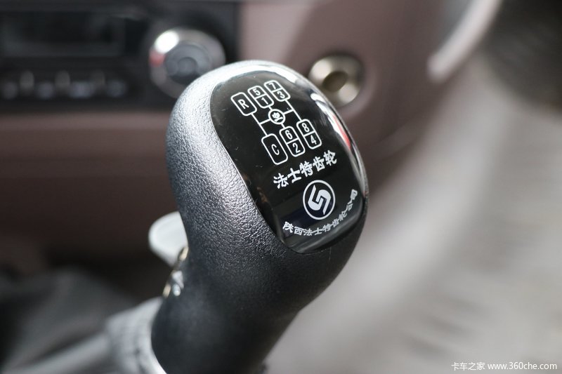 乘龙h5 290马力 6x2 7.8米仓栅式载货车