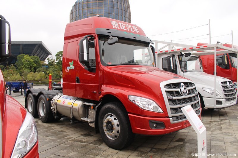 乘龙t5430马力6x4lng长头牵引车