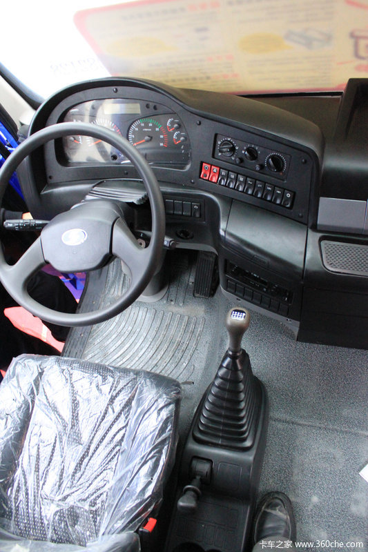 德龙m3000轻量化仓栅车