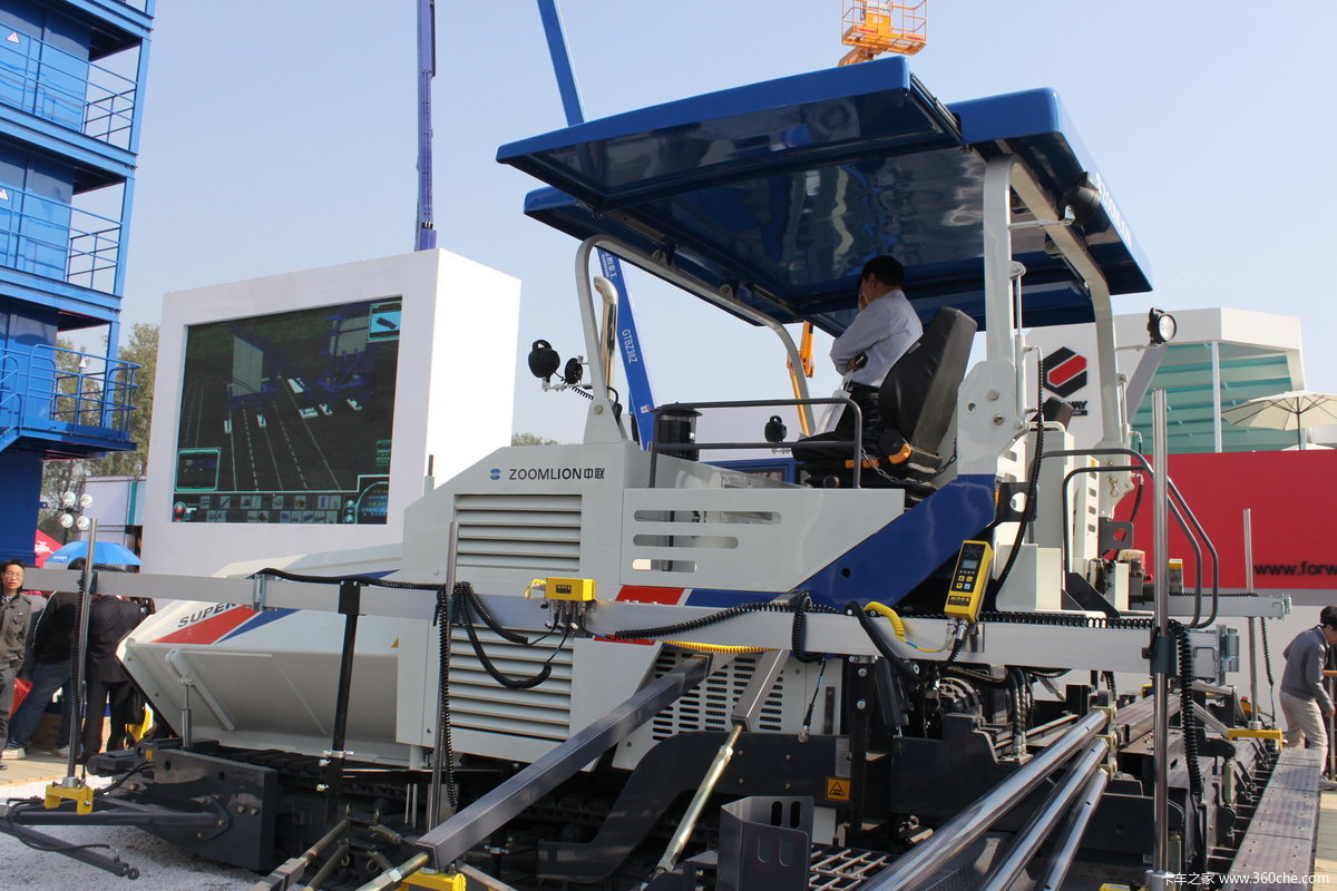 中联重科zoomlion超级摊铺机