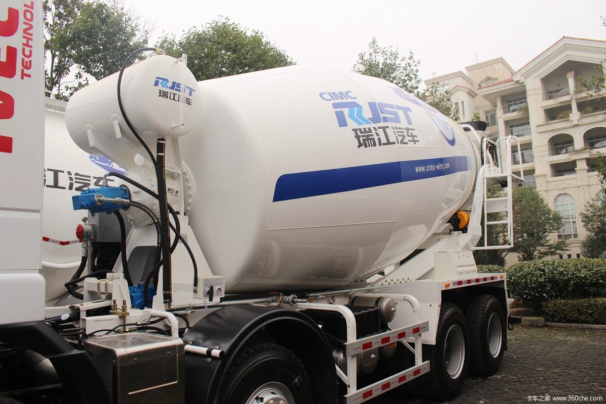 中集瑞江 320马力 8x4 7.3方混凝土搅拌车