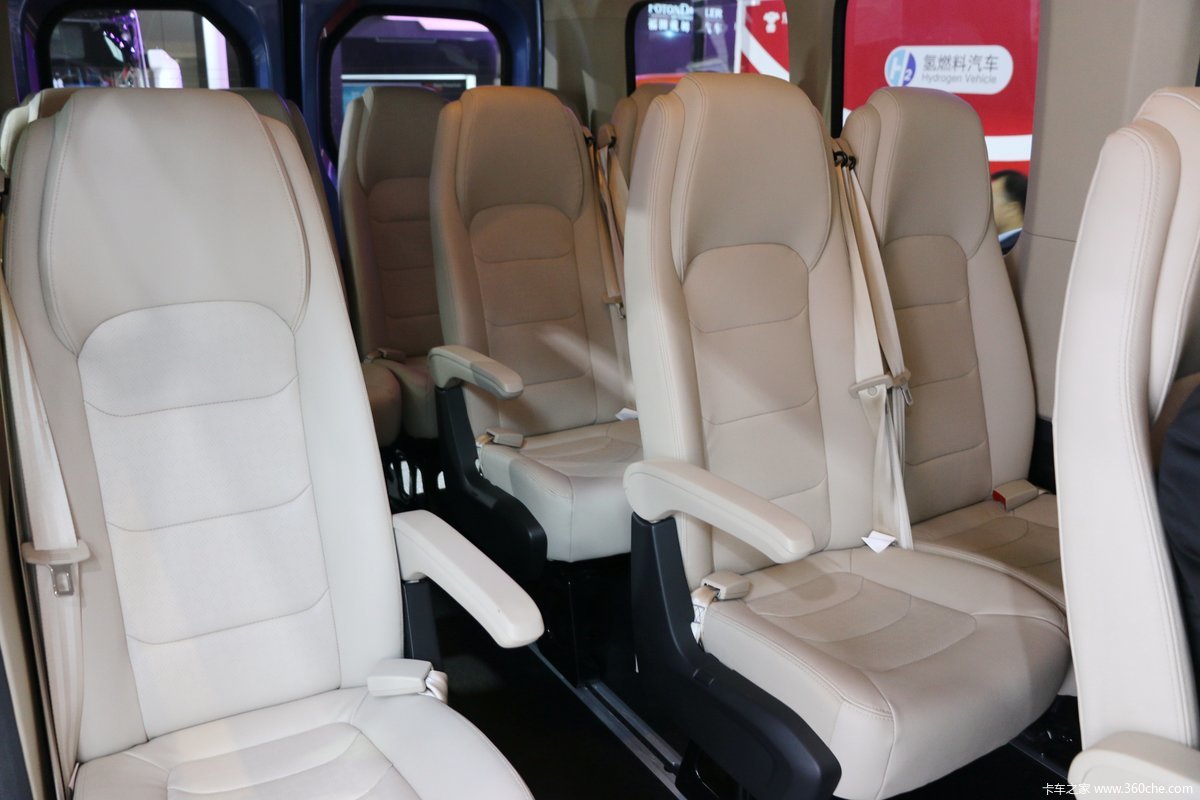 上汽大通v90 商杰版 218马力 7座 手动 长轴距商务车