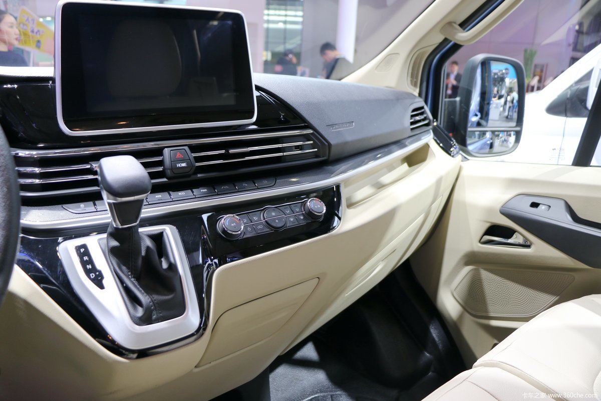 上汽大通v90商杰版218马力7座手动长轴距商务车